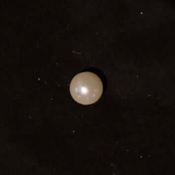 Ein gebastelter Stern aus einer Perle