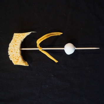 Selbstgebastelte Sternschnuppe aus einem Schaschlikspieß, einer Tonkugel, einem Stück Stoff und einem Teil Schwamm